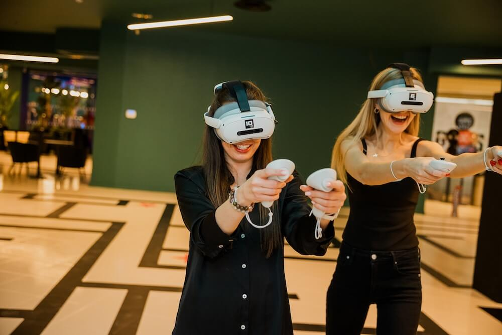 Roam-free VR gaming arena